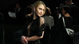 Мария Бакалова демонстрира изящност в дантела и тюл на червения килим в Исландия