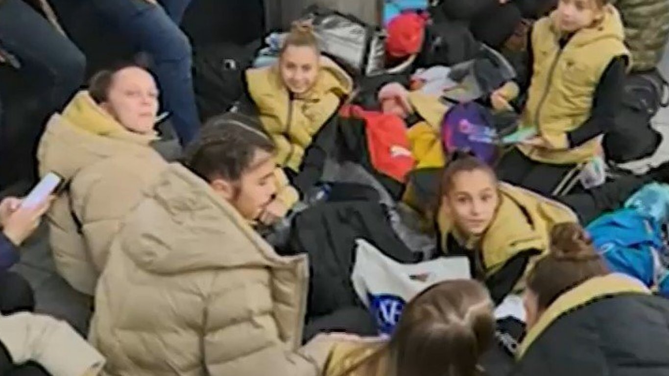 Български деца останаха часове на улицата в Лондон заради отменени полети 