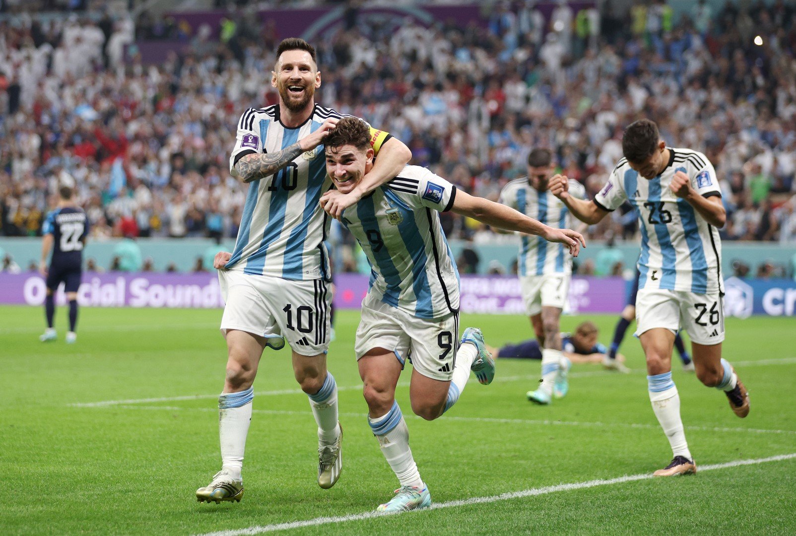 В първия полуфинал Аржентина и Хърватия играха равностоен футбол половин час, преди на сцената да излязат Хулиан Алварес и Лионел Меси. Победата с 3:0 класира гаучосите на големия финал.