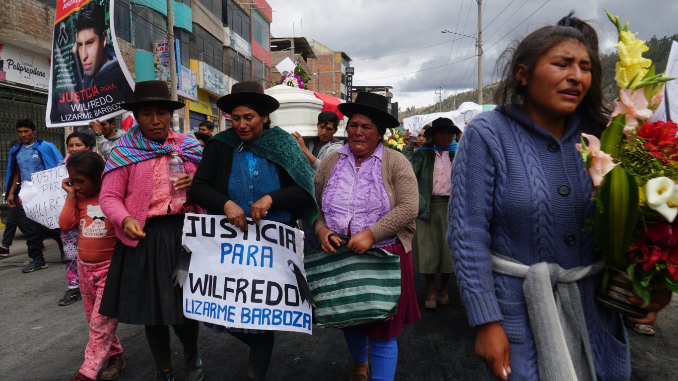 Армията пое контрола над ключови обекти в Перу, сваленият президент остава в ареста 