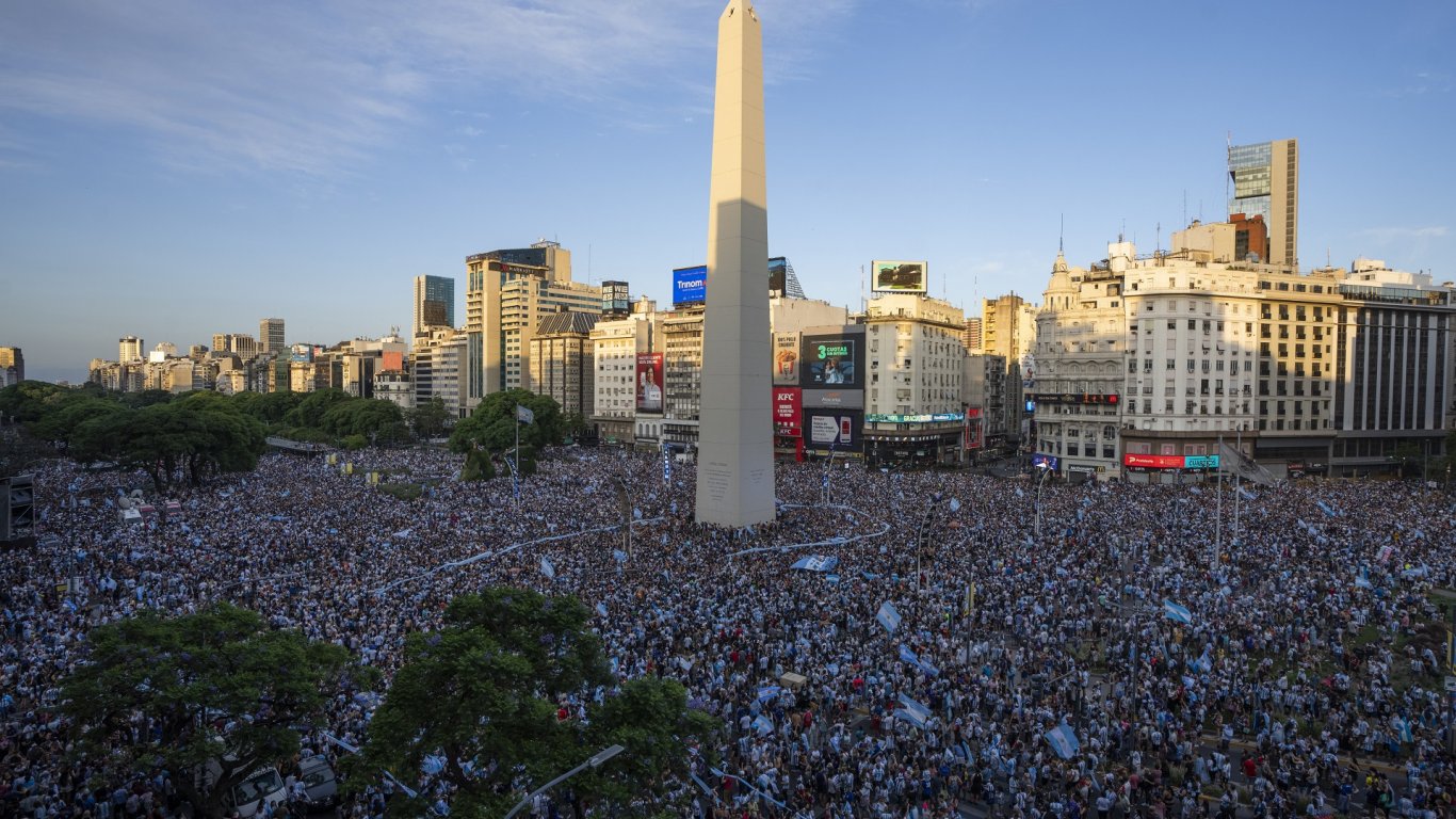 Буенос Айрес полудя: Хиляди заляха улиците на града в чест на победата