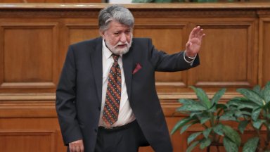 С първото Рашидов подава оставка като председател на Комисията по