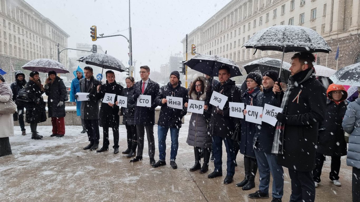 Служители на МВнР с нов протест за достойно заплащане, този път пред Министерския съвет (снимки)