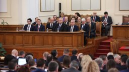Служебният кабинет по-одобряван от НС и партиите, значими размествания при нови избори