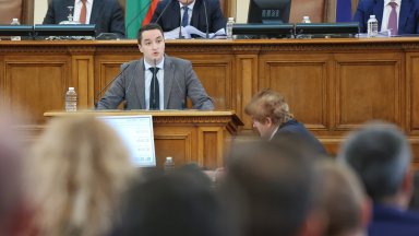 С напрежение започна пленарният ден още по време на процедурите