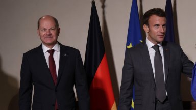 Германският канцлер Олаф Шолц френският президент Еманюел Макрон и правителствата
