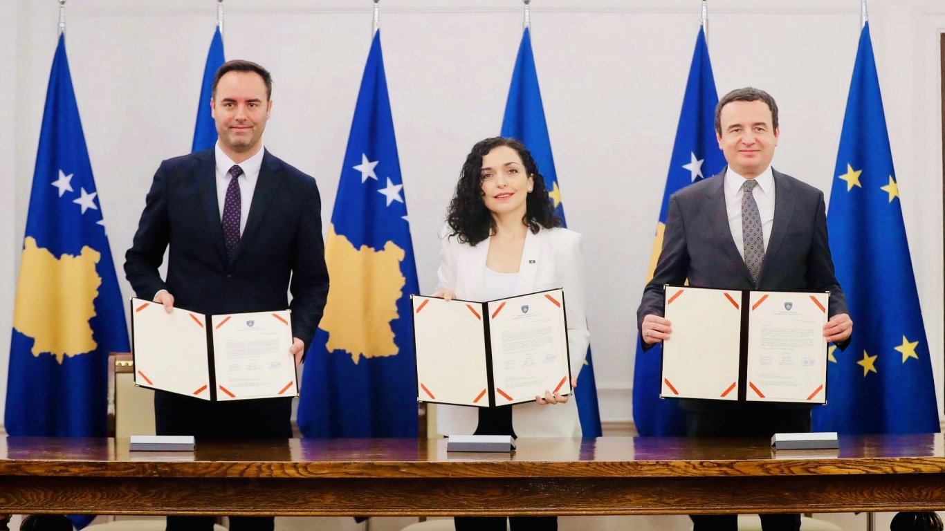 Косово подписа молбата си за членство в ЕС на фона на ново напрежение със Сърбия