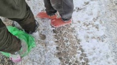 Гранични полицаи спасиха премръзнали баща и син мигранти открити край