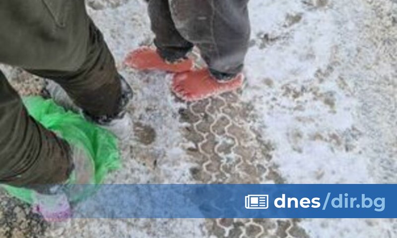 Гранични полицаи спасиха премръзнали баща и син мигранти, открити край