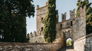 Продават за 2 милиона долара италиански замък, дворец и село