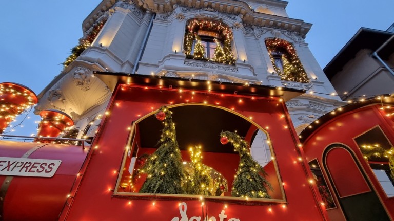 Бароков архитектурен паметник в центъра на Букурещ се превърна в сензация(галерия)