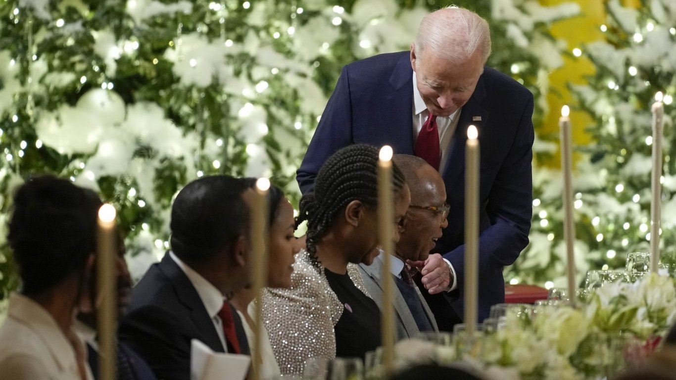 Джо Байдън разговаря с арфиканските лидери, които покани на вечеря в Белия дом