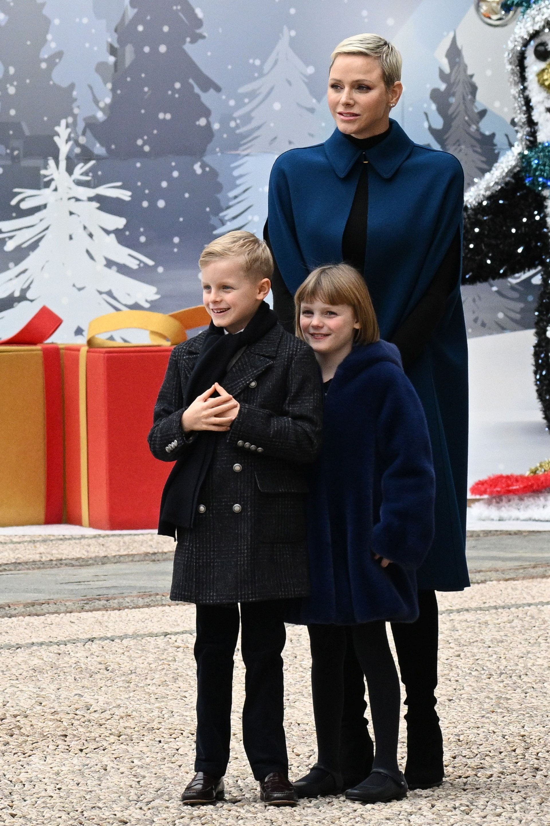 На 14 декември семейството позира пред елхата в двореца