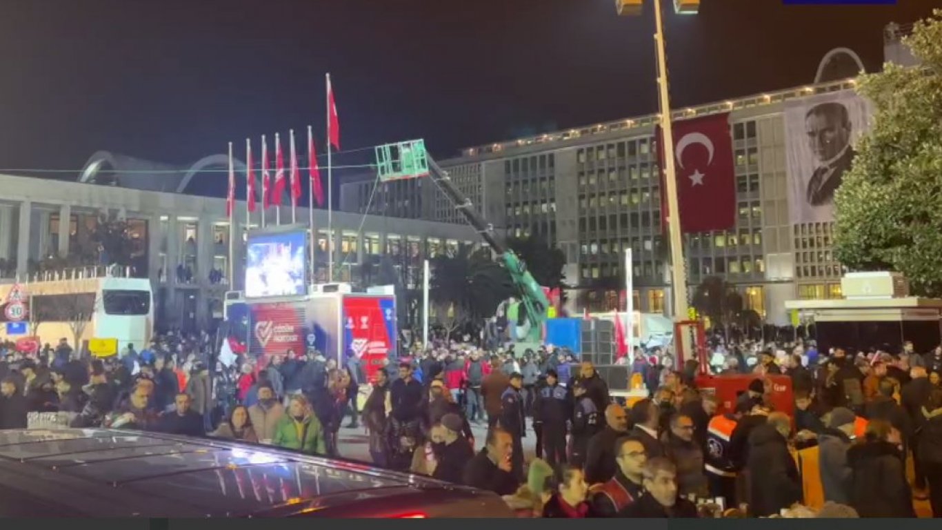 Истанбул протестира втори ден в защита на осъдения кмет Имамоглу