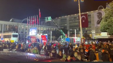 Хиляди хора се събраха пред сградата на кметството в Истанбул