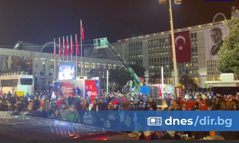 Хиляди хора се събраха пред сградата на кметството в Истанбул
