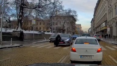 Дипломатическа кола блъсна майка с бебе на пешеходна пътека в центъра на София (видео)