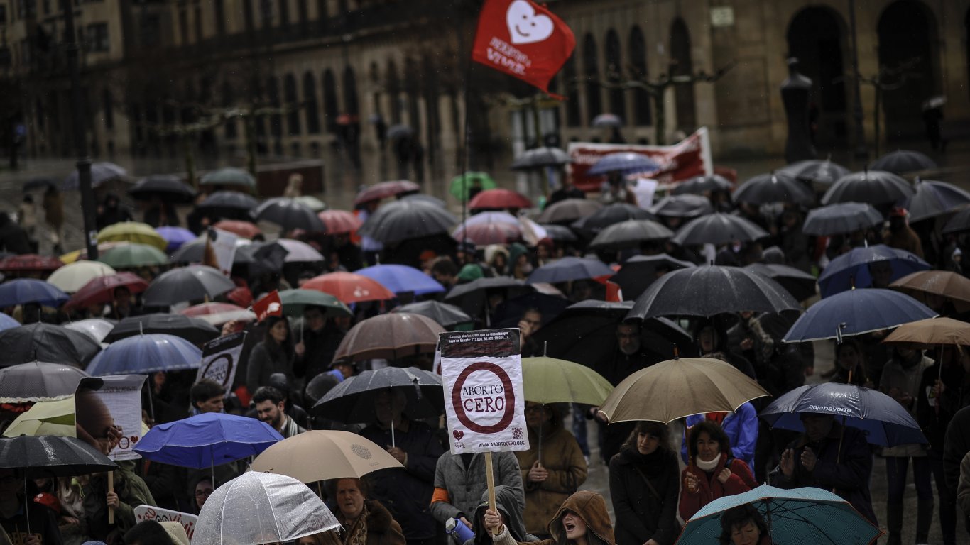 Испания узакони свободния избор на аборт от 16- и 17-годишните момичета