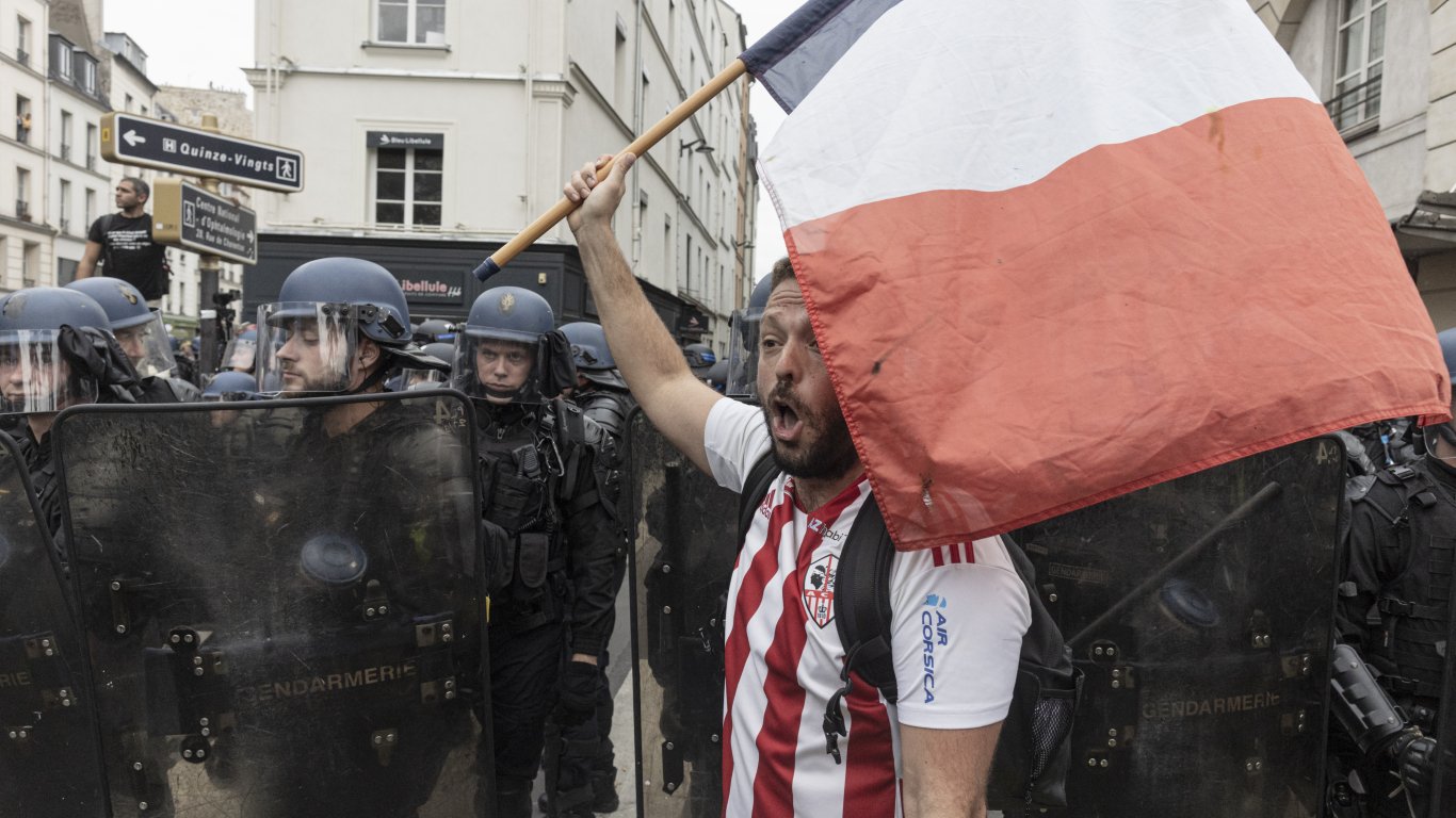 Полицията във Франция ще бъде нащрек в последния уикенд от Мондиала