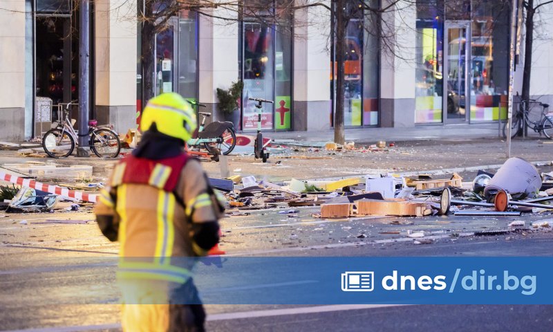 Гигантски аквариум, издигнат в лобито на берлинския хотел Радисън Блу