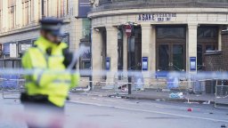 8 души пострадаха при блъсканица на входа на концертна зала в Лондон (снимки/видео)