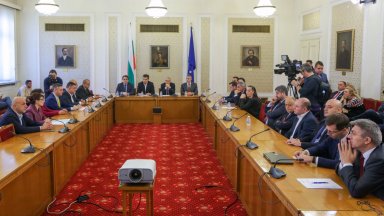 Номинираният за премиер от Продължаваме промяната акад Николай Денков събра