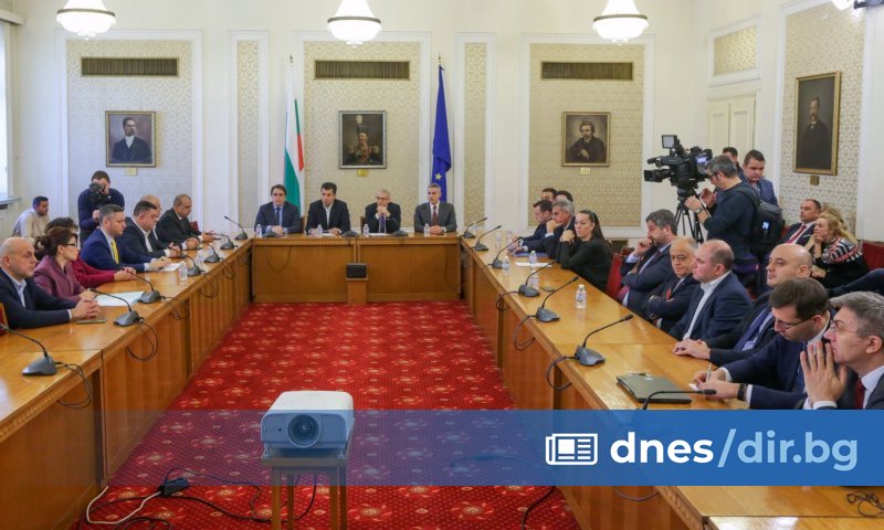 Номинираният за премиер от Продължаваме промяната акад. Николай Денков събра