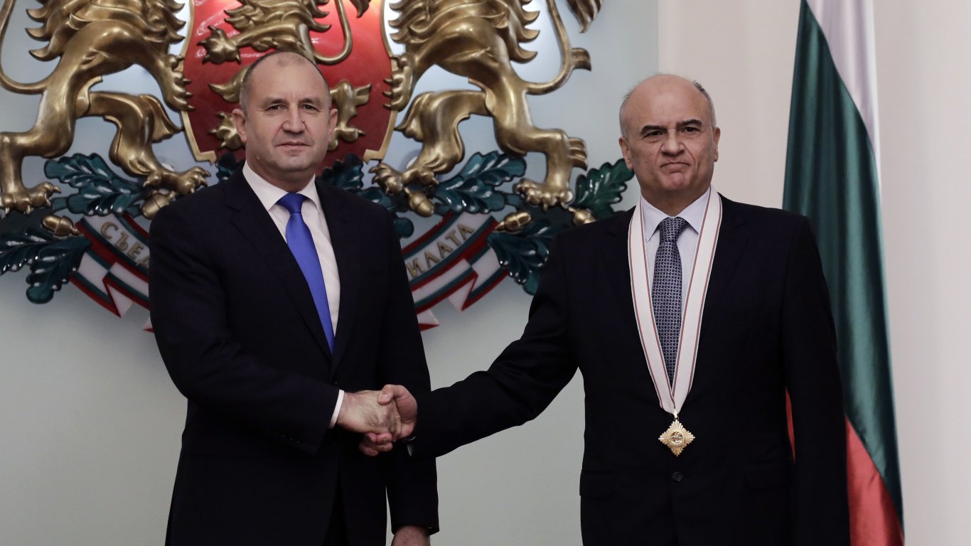 Радев връчи орден "Мадарски конник" на гръцкия посланик: Отношенията София-Атина процъфтяват