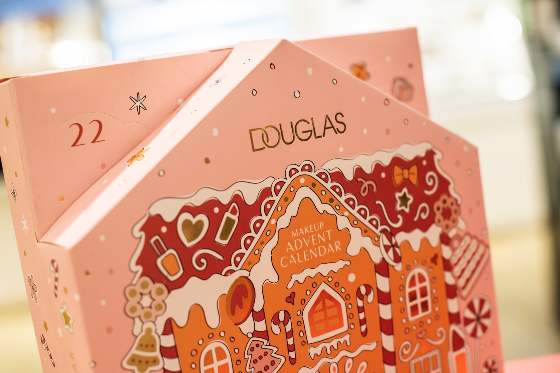 Make Up Advent Calendar с марката Douglas за 59, 99 лв