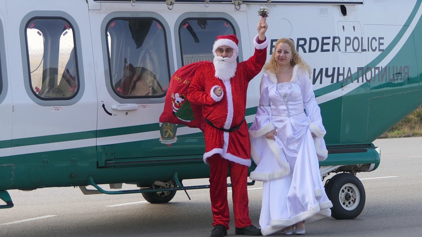 Дядо Коледа и Снежанка пристигнаха на летището в София с гранично-полицейски хеликоптер (снимки)