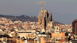 Светлините на две нови кули на катедралата "Саграда фамилия" в Барселона бяха включени за първи път