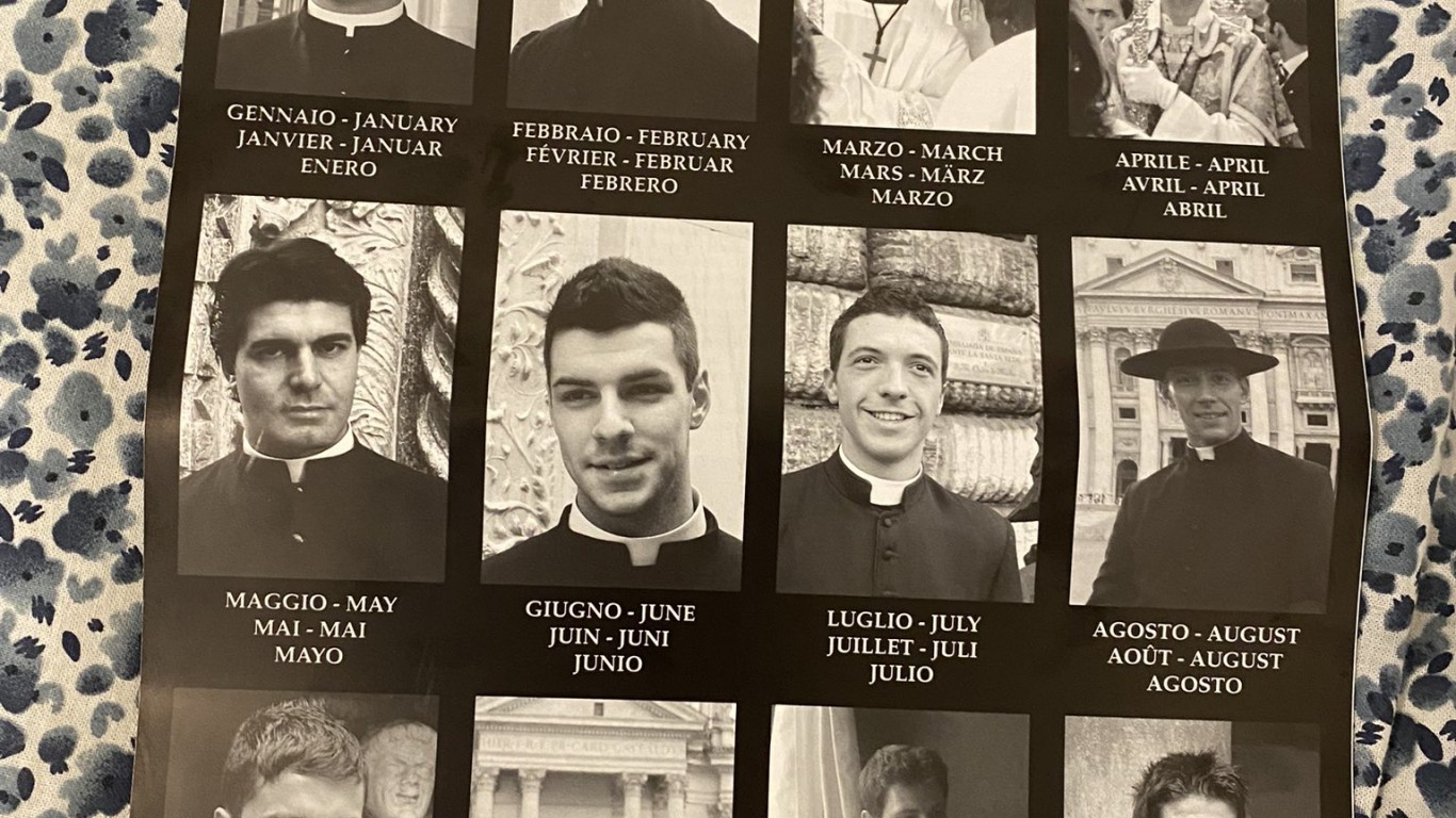 Как един календар със секси свещеници от Ватикана се превърна в най-култовия сувенир в Рим?