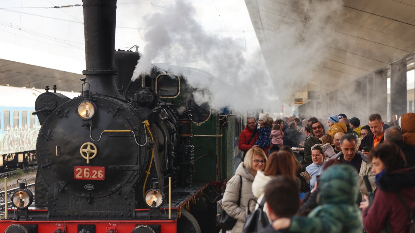 Най-старият парен локомотив в България подкара коледен влак (снимки)