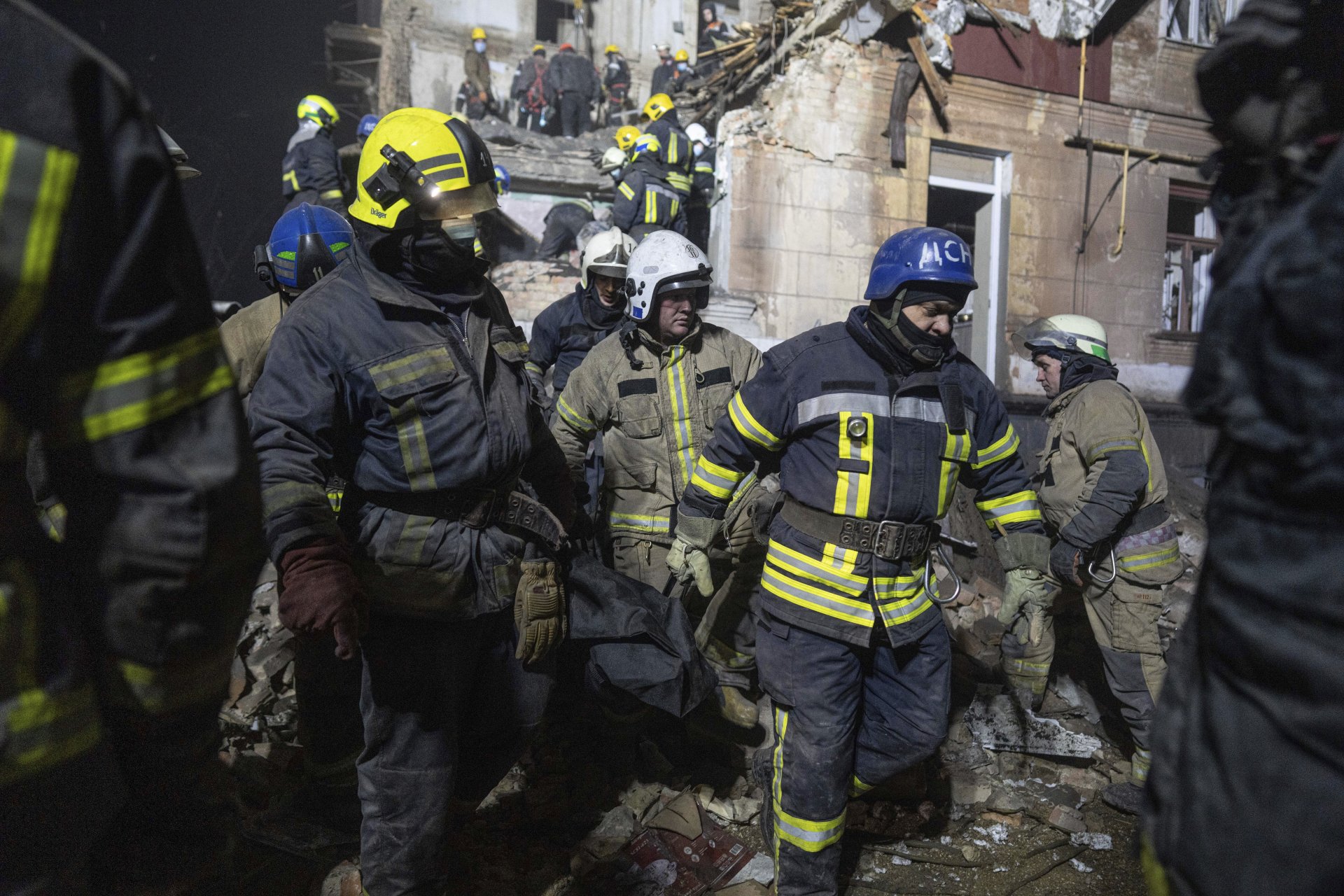 Спасителни екипи край развалините на жилищни сгради в Кривой рог след ракетни удари на Русия
