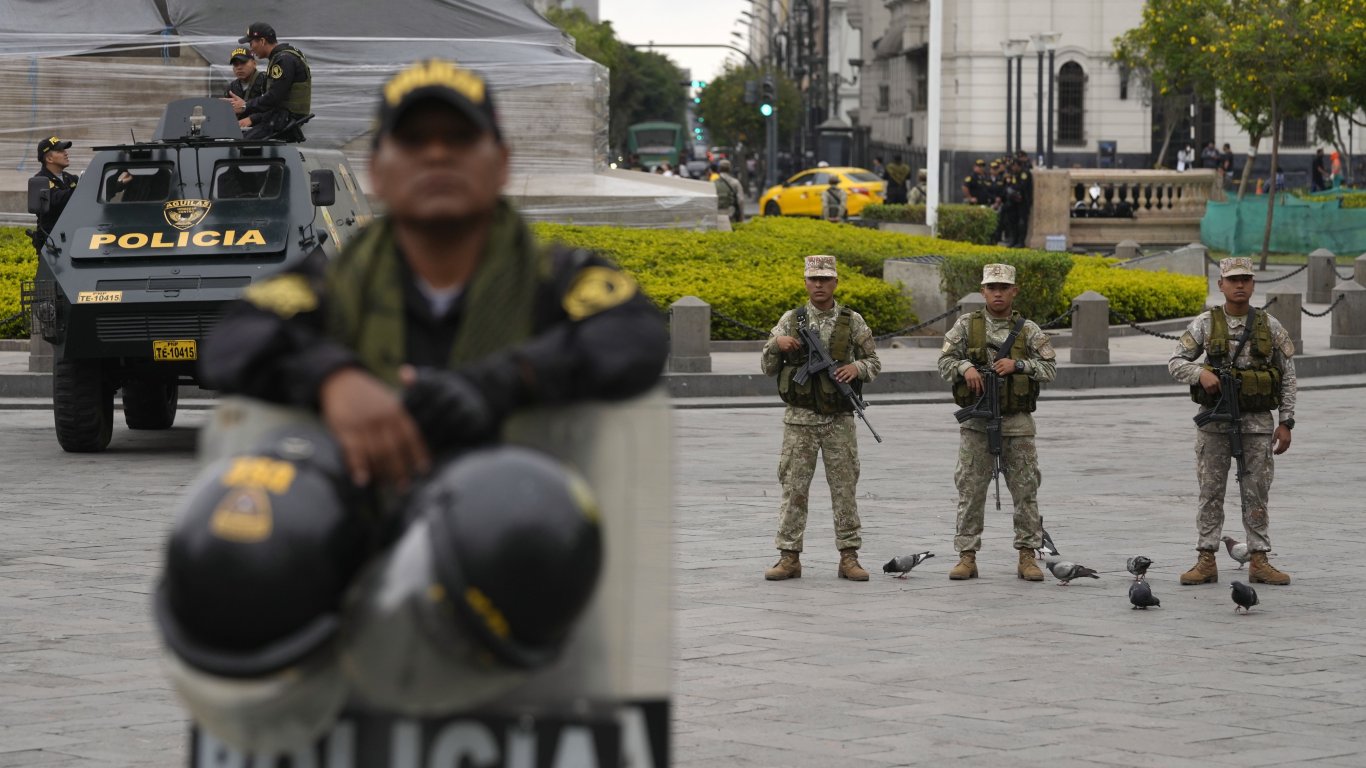На фона на протестите перуанската президентка призова Конгреса да изтегли изборите по-рано