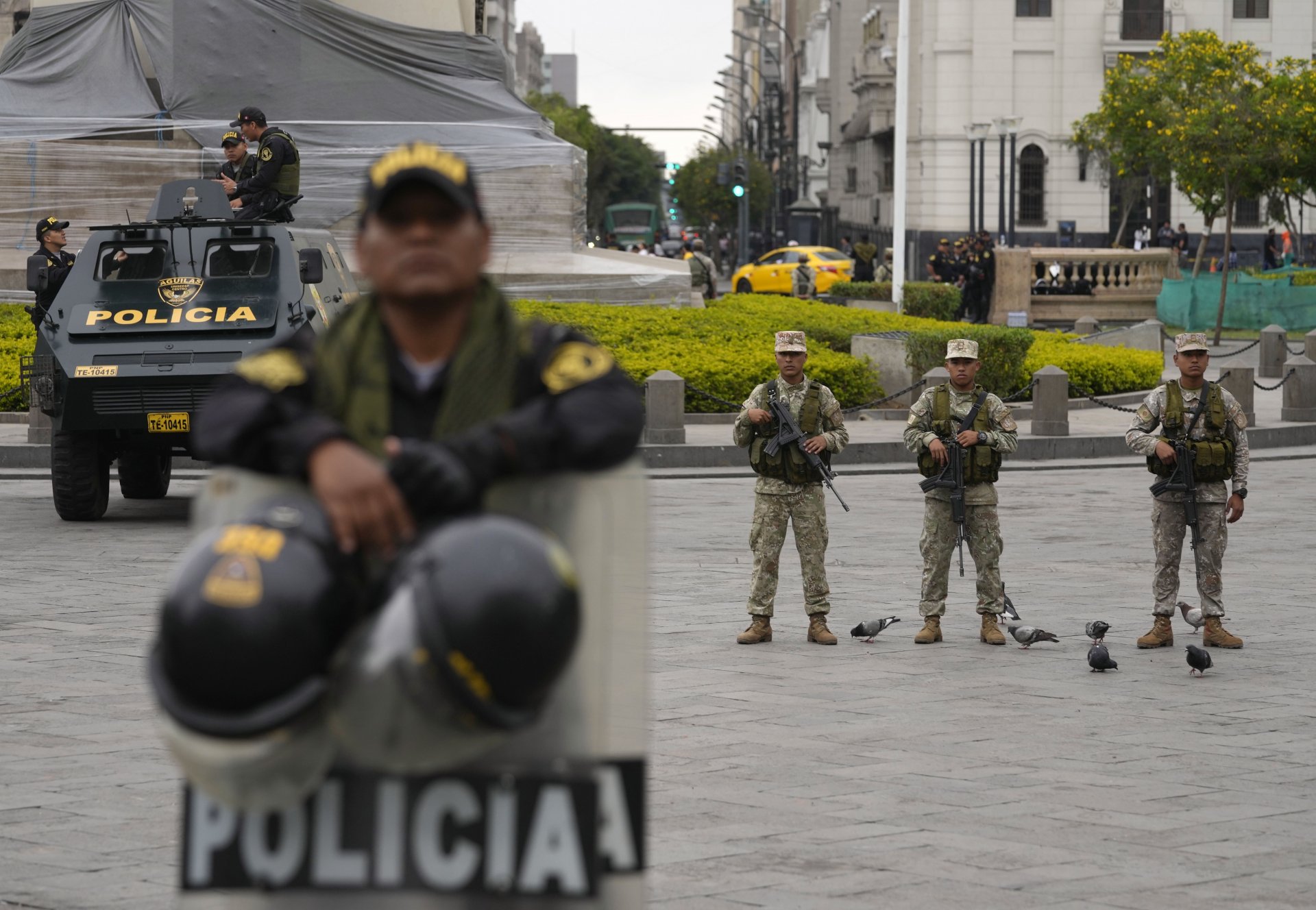 Военни и полиция охраняват централен площад в столицата на Перу - Лима