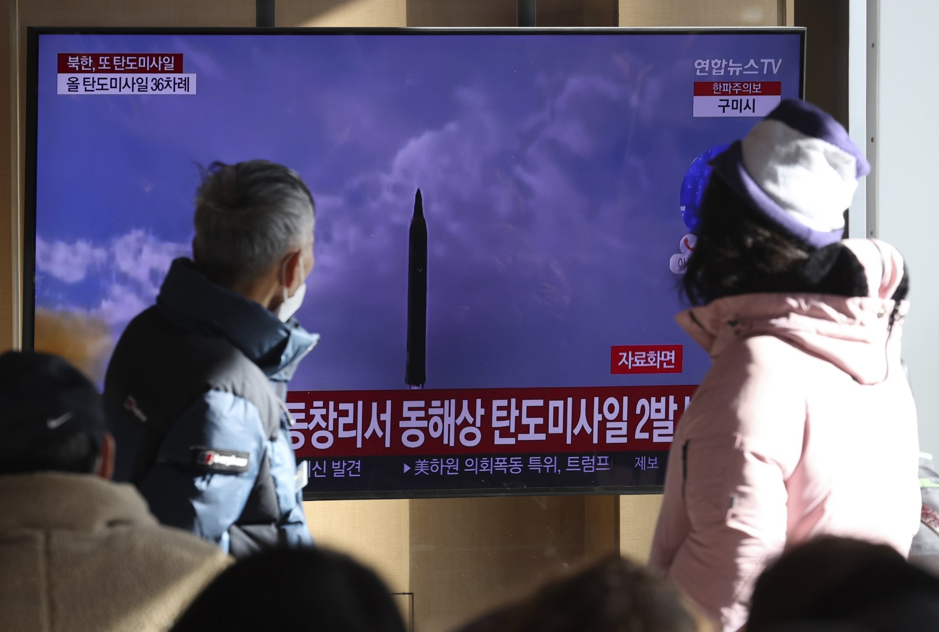 От телевизионни екрани в жп гарата в Сеул гледат ракетните опити на Северна Корея