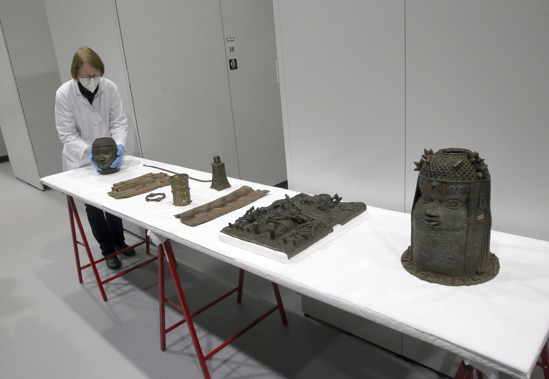 Бронзовите предмети от Бенин се опаковат за връщане в Нигерия в Етноложкия музей Далем в Берлин на 6 декември 2022 г.