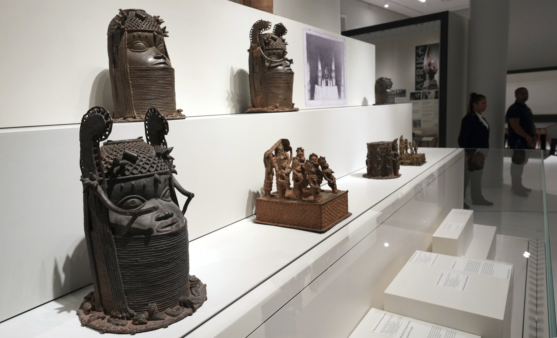 Бенински бронзови предмети, които са били откраднати в Африка по време на колониалните времена, са изложени в Берлин, Германия, четвъртък, 15 септември 2022 г.