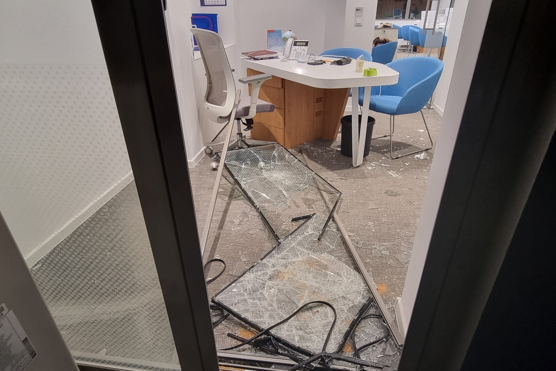 Вратата, която нападателят разбил, за да влезе в банковия клон