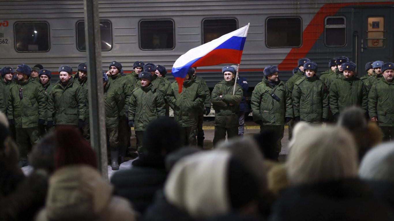 Британското разузнаване: Певци и клоуни няма да вдигнат бойния дух на руснаците на фронта