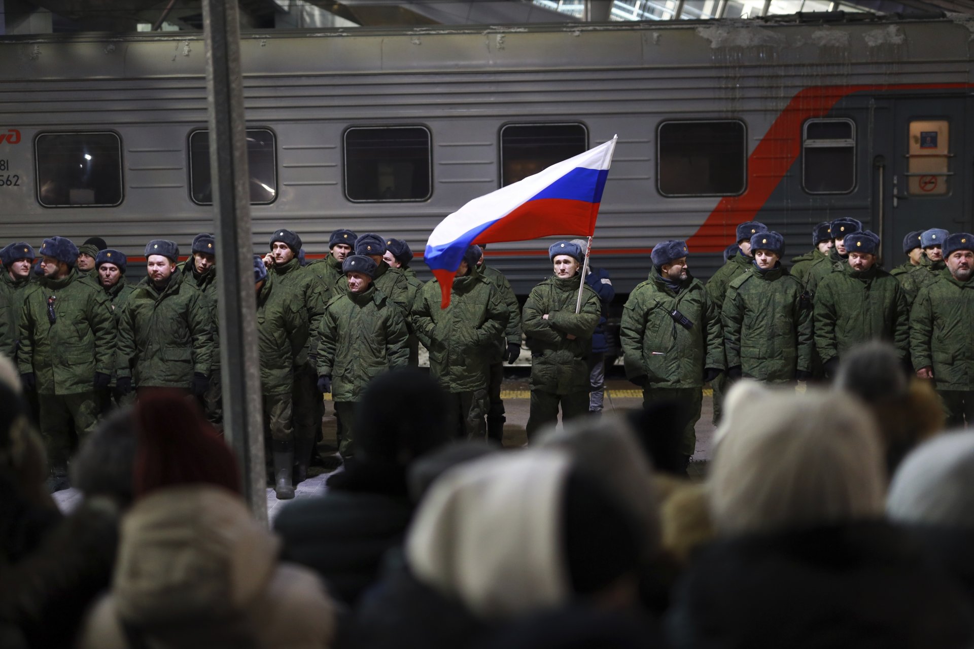 Мобилизирани руски военни преди да бъдат качени на влаковете на гарата в Тюмен  на път за Украйна, 2 декември 2022 г.
