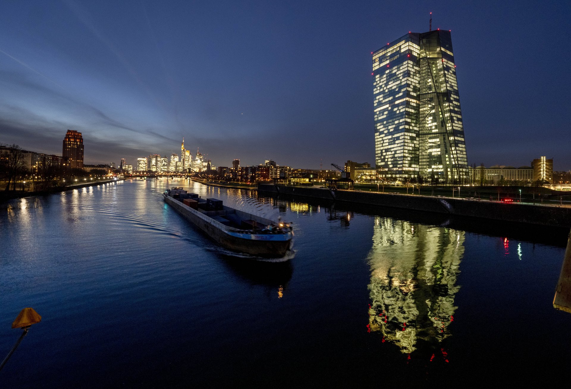 Кораб минава по река Майн покрай сградата на ЕЦБ във Франкфурт