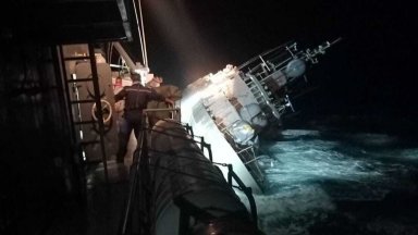 Кораби и хеликоптери издирват десетки моряци след като тайландски военен