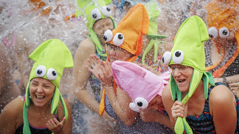 Хиляди плуваха в леденото езеро Леман в Женева(галерия)