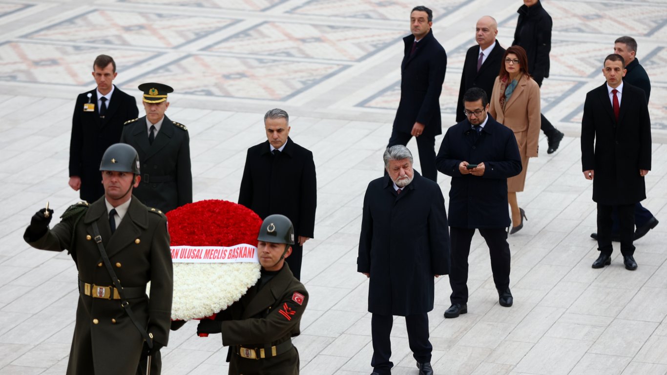 Вежди Рашидов с венец в мавзолея на Ататюрк, говори с председателя на Меджлиса (снимки)