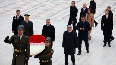  Вежди Рашидов с венец в мавзолея на Ататюрк, приказва с ръководителя на Меджлиса (снимки) 