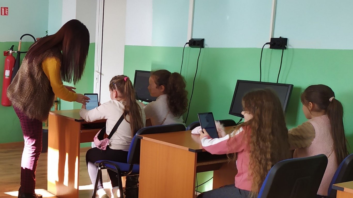 4 сестри в V, VIII, X и XI клас повишиха дигиталните си умения чрез проект „Равен достъп до училищно образование в условията на кризи“