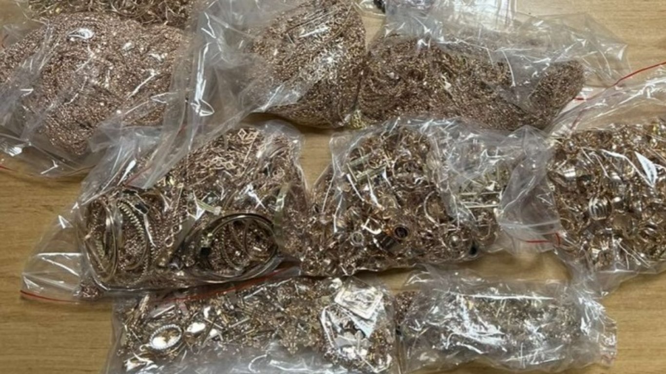 Задържаха две украинки за контрабанда на близо 12 кг златни бижута