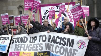 Планът на британското правителство търсещите убежище хора да бъдат изпращани